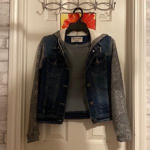 Jean jacket with designed sleeves
